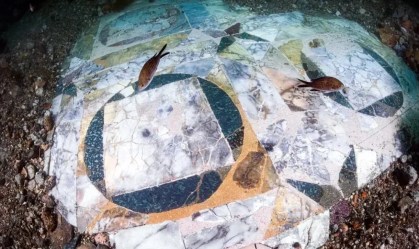 Antigo mosaico romano é achado no fundo do mar perto de Nápoles