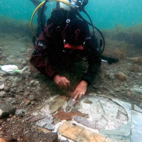 Mosaico romano descoberto no fundo do mar, perto de Nápoles, na Itália / Parco Archeologico Campi Flegrei