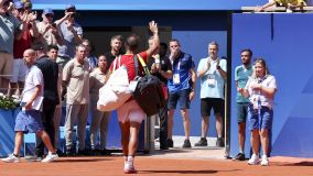 Rafael Nadal cumprimenta a torcida em Roland Garros após ser derrotado por Novak Djokovic em Paris 2024