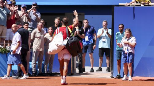 Rafael Nadal cumprimenta a torcida em Roland Garros após ser derrotado por Novak Djokovic em Paris 2024