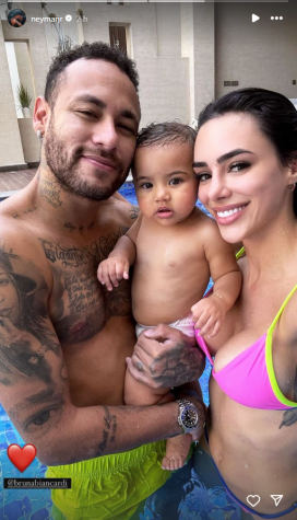 Neymar com Mavie e Bruna Biancardi na piscina / Reprodução/Instagram
