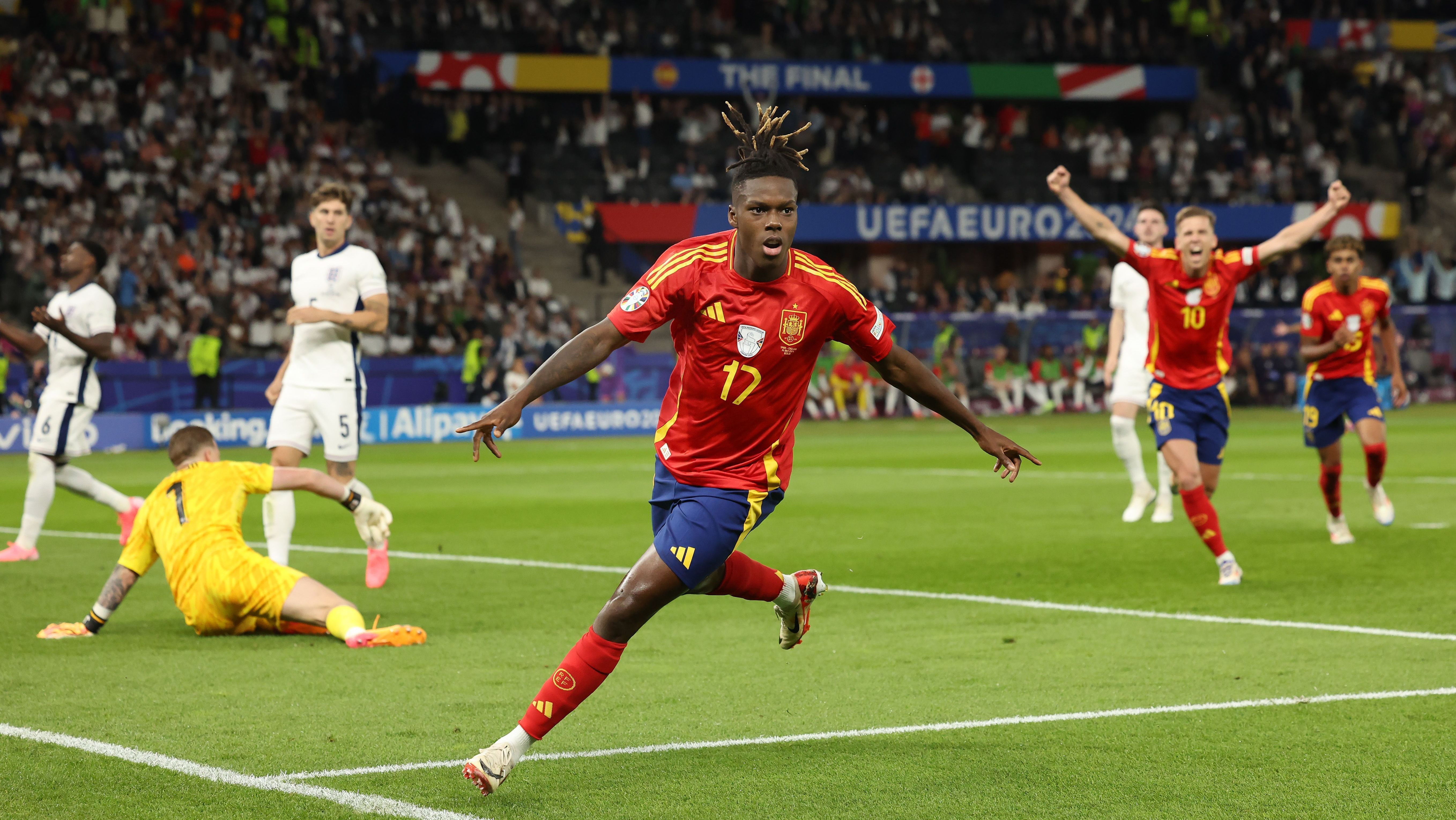 Nico Williams comemora depois de abrir o placar para a Espanha na final da Eurocopa
