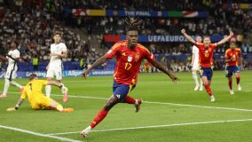 Nico Williams comemora depois de abrir o placar para a Espanha na final da Eurocopa