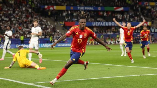 Nico Williams comemora depois de abrir o placar para a Espanha na final da Eurocopa