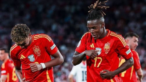 Nico Williams e Lamine Yamal comemoram terceiro gol da Espanha contra a Geórgia pelas oitavas de final da Eurocopa