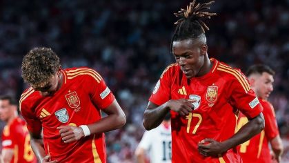 Nico Williams e Lamine Yamal comemoram terceiro gol da Espanha contra a Geórgia pelas oitavas de final da Eurocopa