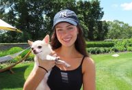 Nicola Peltz Beckham processa tosador e pet shop após morte de cachorra