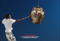 Kendrick Lamar destrói pinhata com símbolo de Drake em novo clipe
