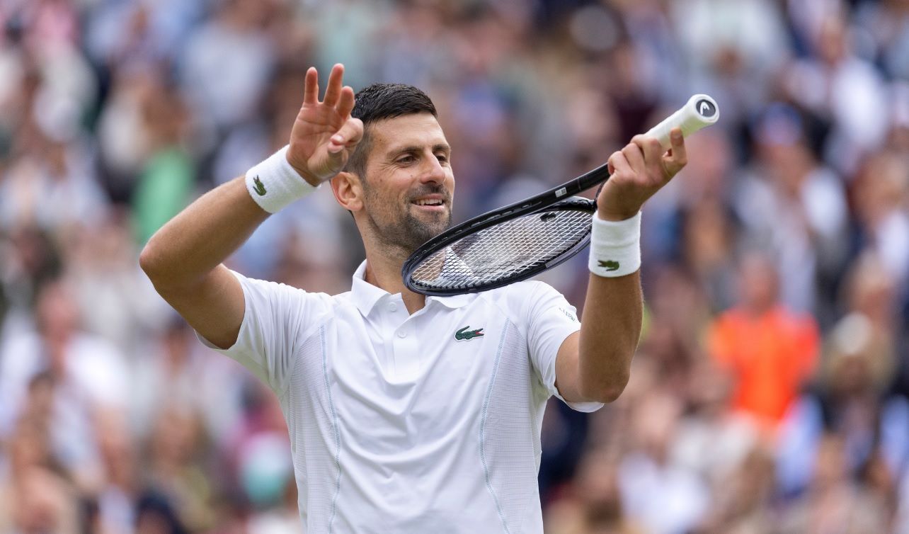 Novak Djokovic comemora após vencer na semifinal em Wimbledon