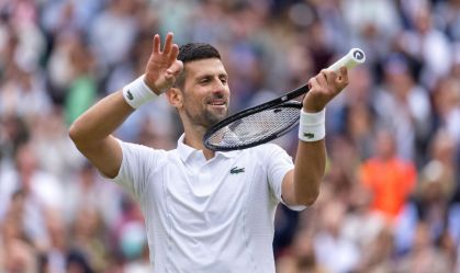 Novak Djokovic comemora após vencer na semifinal em Wimbledon