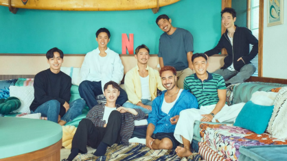 Entre os nove homens está o brasileiro Alan Takahashi, que faz parte do grupo que tem que conviver em uma casa de praia durante um mês.