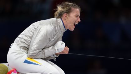 Olga Kharlan comemora a medalha de bronze que conquistou na Olimpíada de Paris, a primeira da Ucrânia na Olimpíada