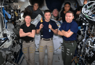 Astronautas celebram Olimpíadas praticando esportes no espaço; veja