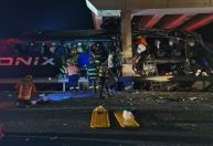 Problemas na pista ou fator humano podem ter causado acidente com ônibus em SP, diz Defesa Civil