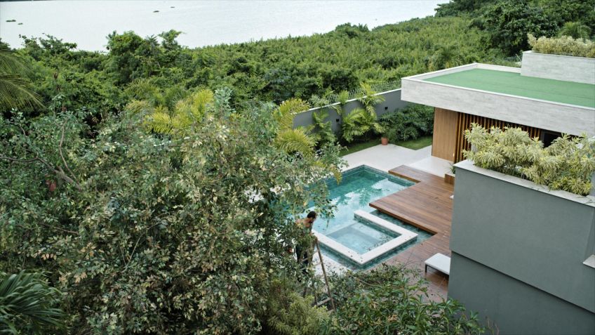 Árvore cenográfica entre os terrenos de Raquel (Leticia Colin) e Sérgio (Eduardo Sterblitch) / Globo/Divulgação