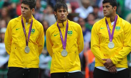Oscar, Neymar e Hulk decepcionados no pódio após a derrota para o México em Londres
