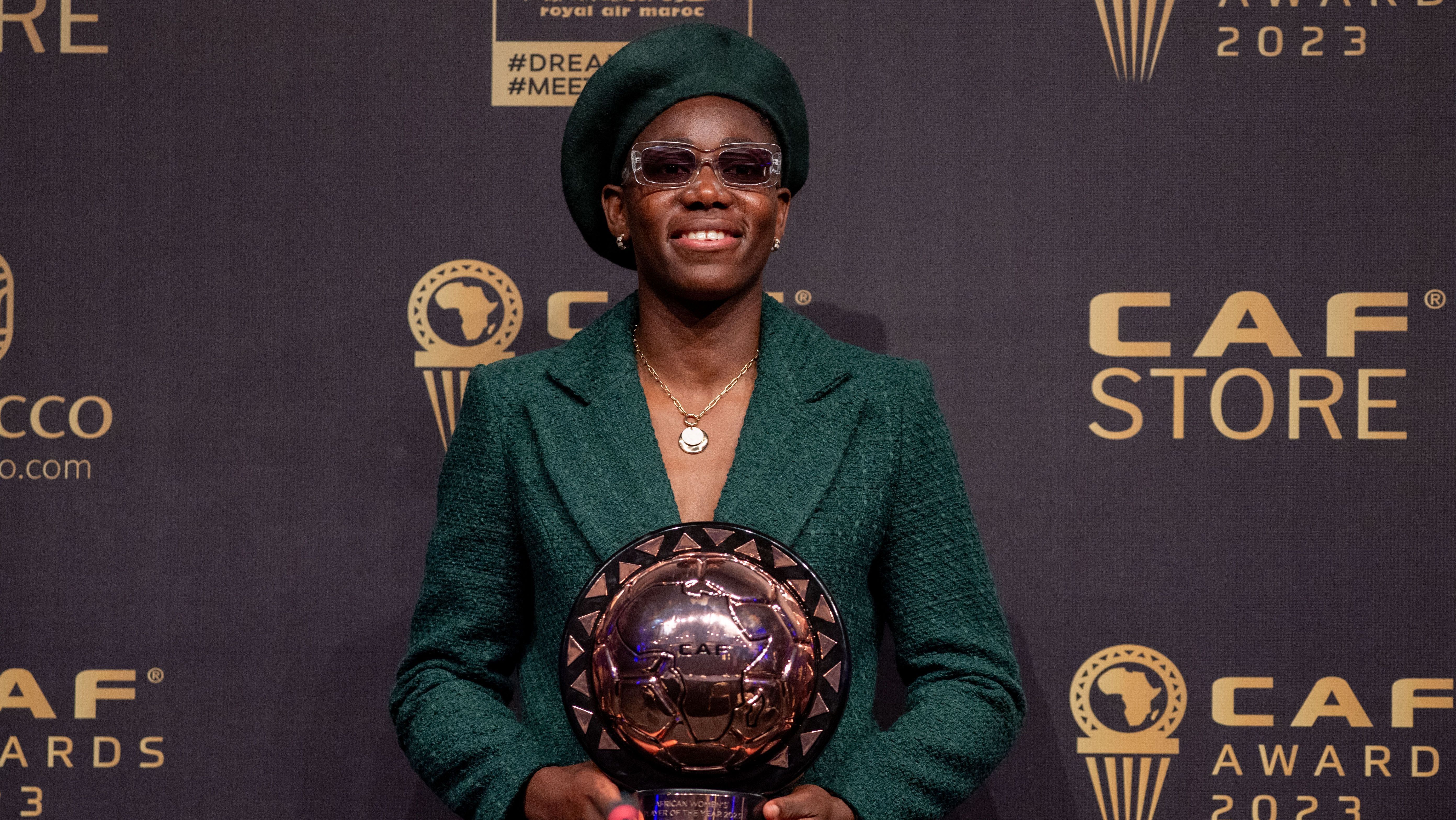 Oshoala com prêmio de "Melhor jogadora da África" / Foto: Abu Adem Muhammed/Anadolu via Getty Images