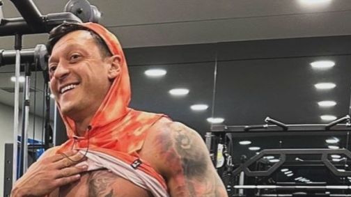 Ozil exibiu físico em foto nas redes sociais