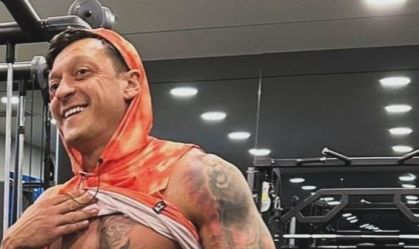 Ozil exibiu físico em foto nas redes sociais