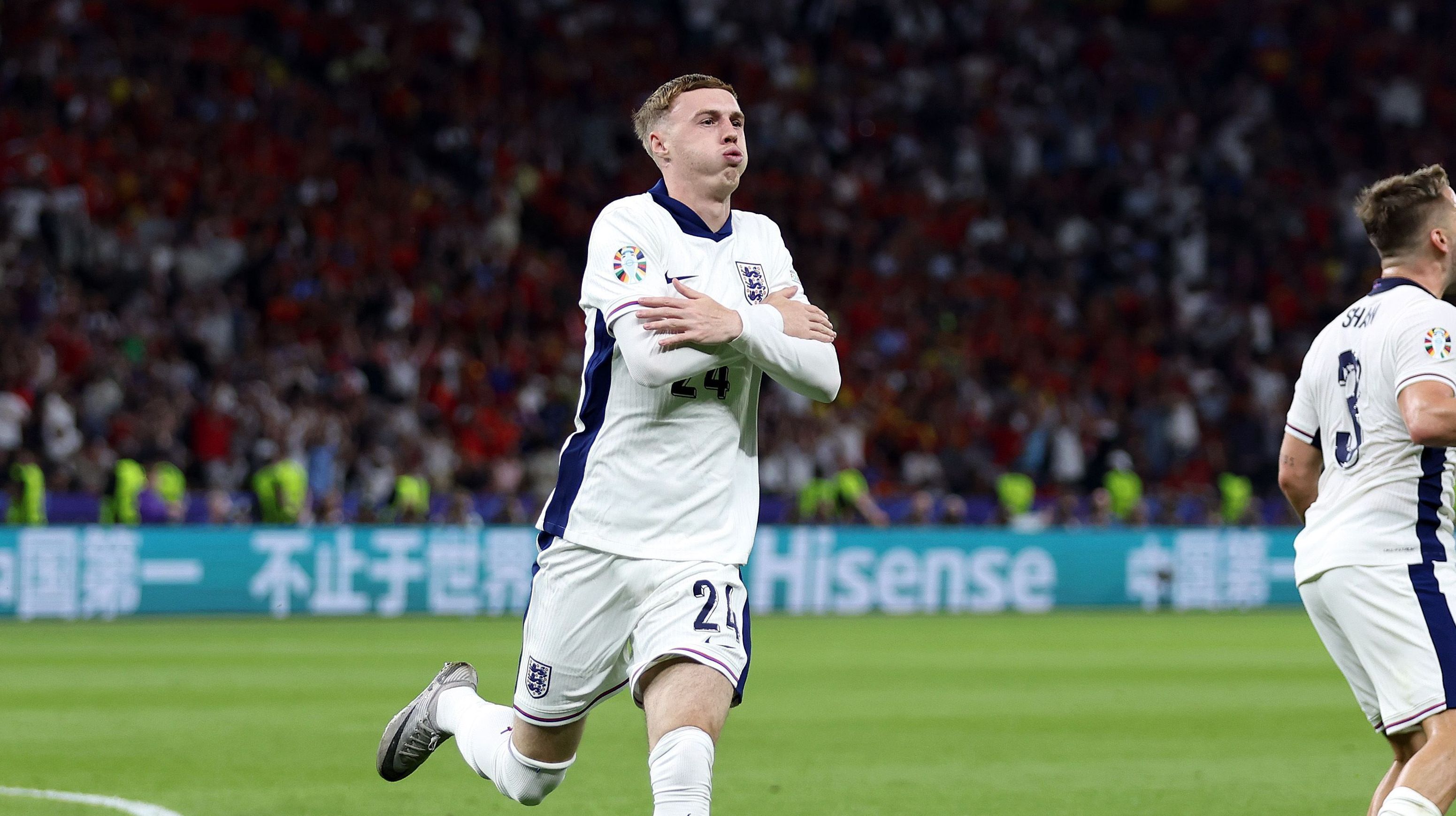 Cole Palmer comemora gol de empate da Inglaterra na final da Eurocopa • Lars Baron/Getty Images
