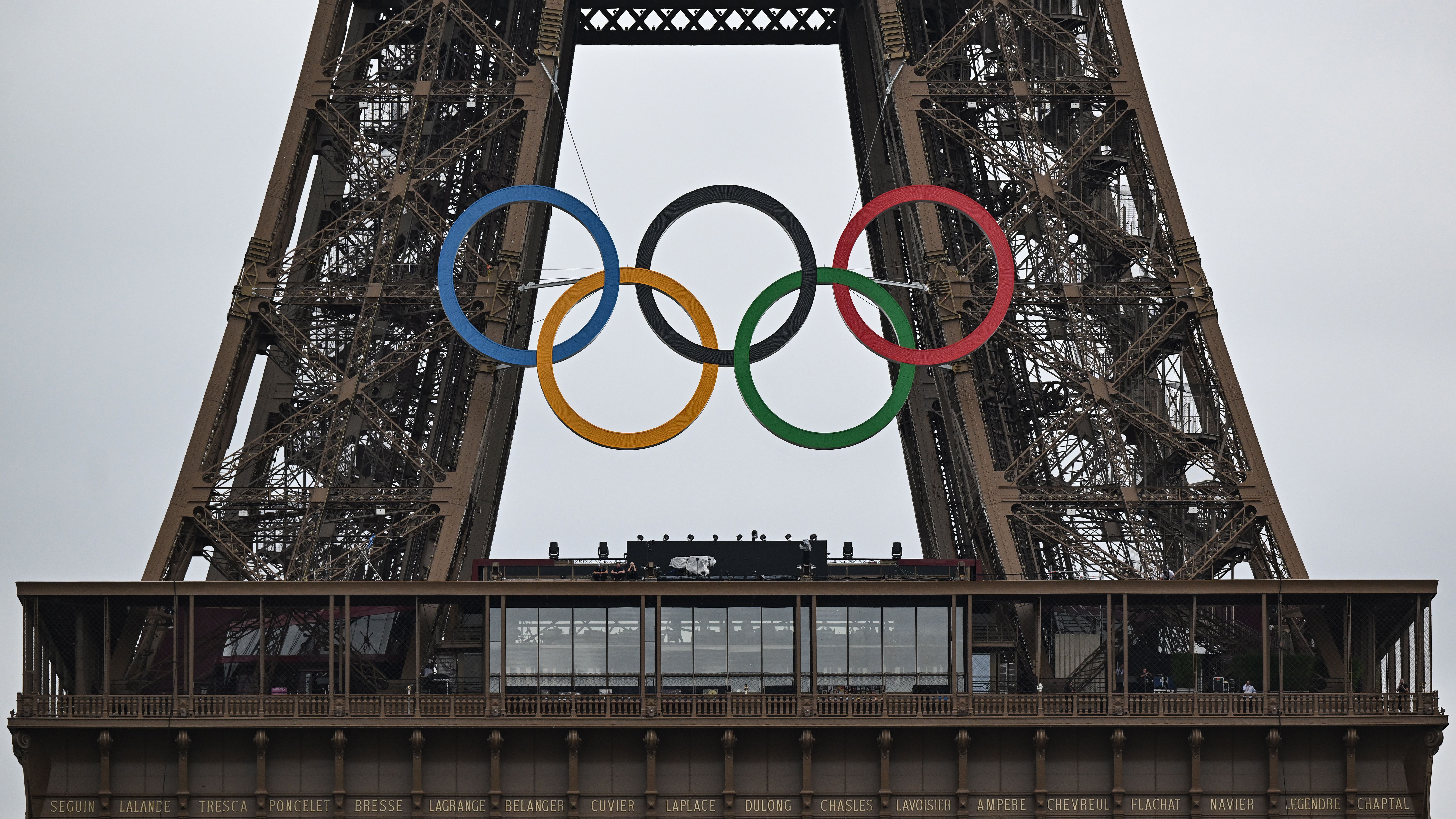 Anéis olímpicos colocados na Torre Eiffel