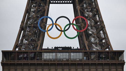 Anéis olímpicos colocados na Torre Eiffel