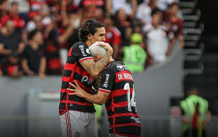 Pedro abraça Gabigol após o segundo gol do Flamengo / Divulgação/X/Brasileirão Betano