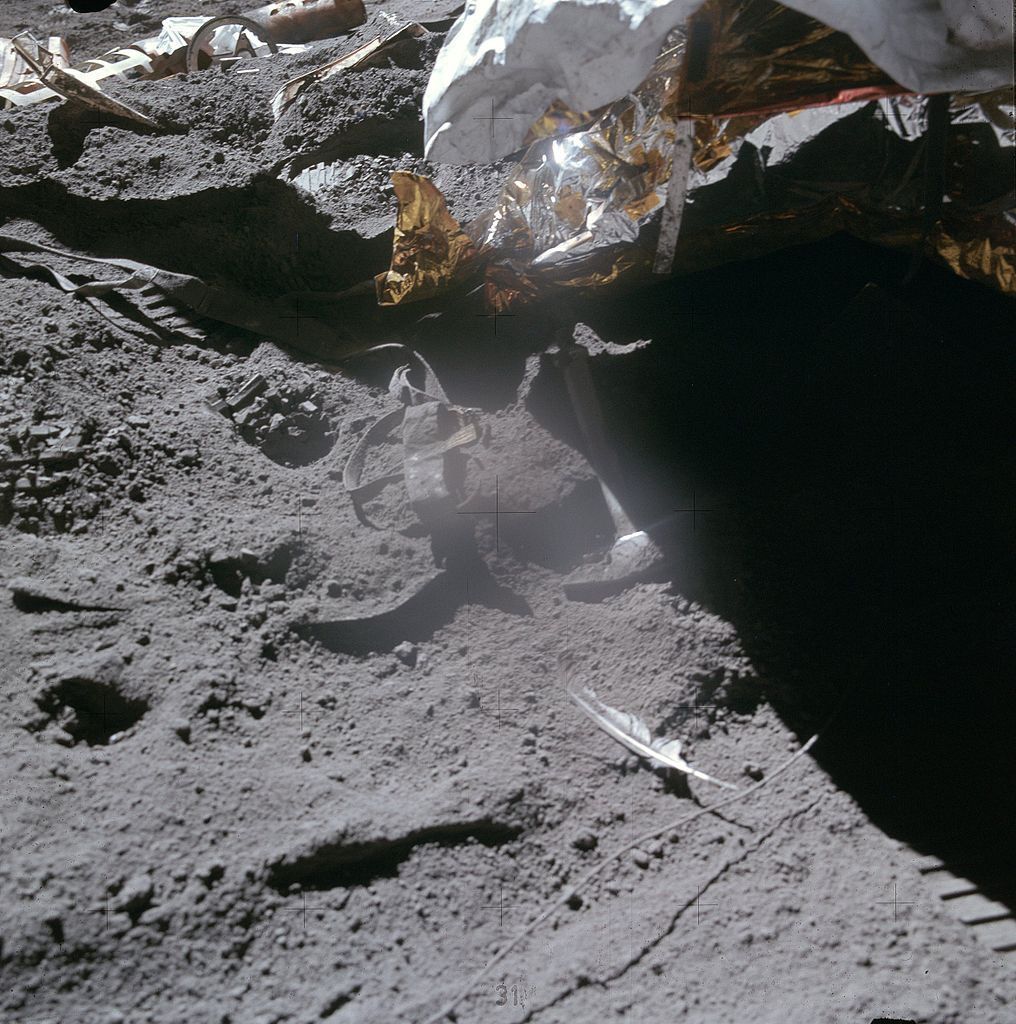 Astronauta recria experimento de Galileu Galilei na Lua em 1971 usando uma pena e um martelo / Nasa