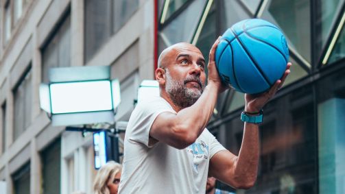 Pep Guardiola se arrisca no basquete durante pré-temporada do Manchester City nos EUA