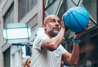 Pep Guardiola mostra habilidade no basquete em pré-temporada do City