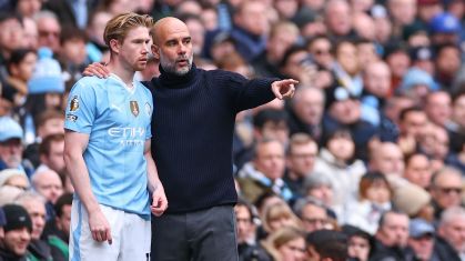 De Bruyne conversa com Pep Guardiola em jogo do Manchester City