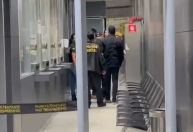 Ex-diretora da Americanas chega a São Paulo para entregar passaporte à PF