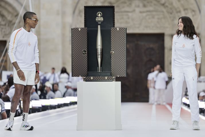 O cantor americano Pharrell Williams e a atriz francesa Laetitia ao lado da Tocha Olímpica / Stephane De Sakutin - Pool/Getty Images