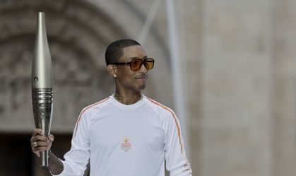 Paris 2024: Pharrell Williams carrega Tocha Olímpica em dia de abertura