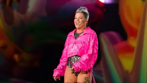 Pink cantando com a "Summer Carnival Tour" no Tottenham Hotspur Stadium, em Londres