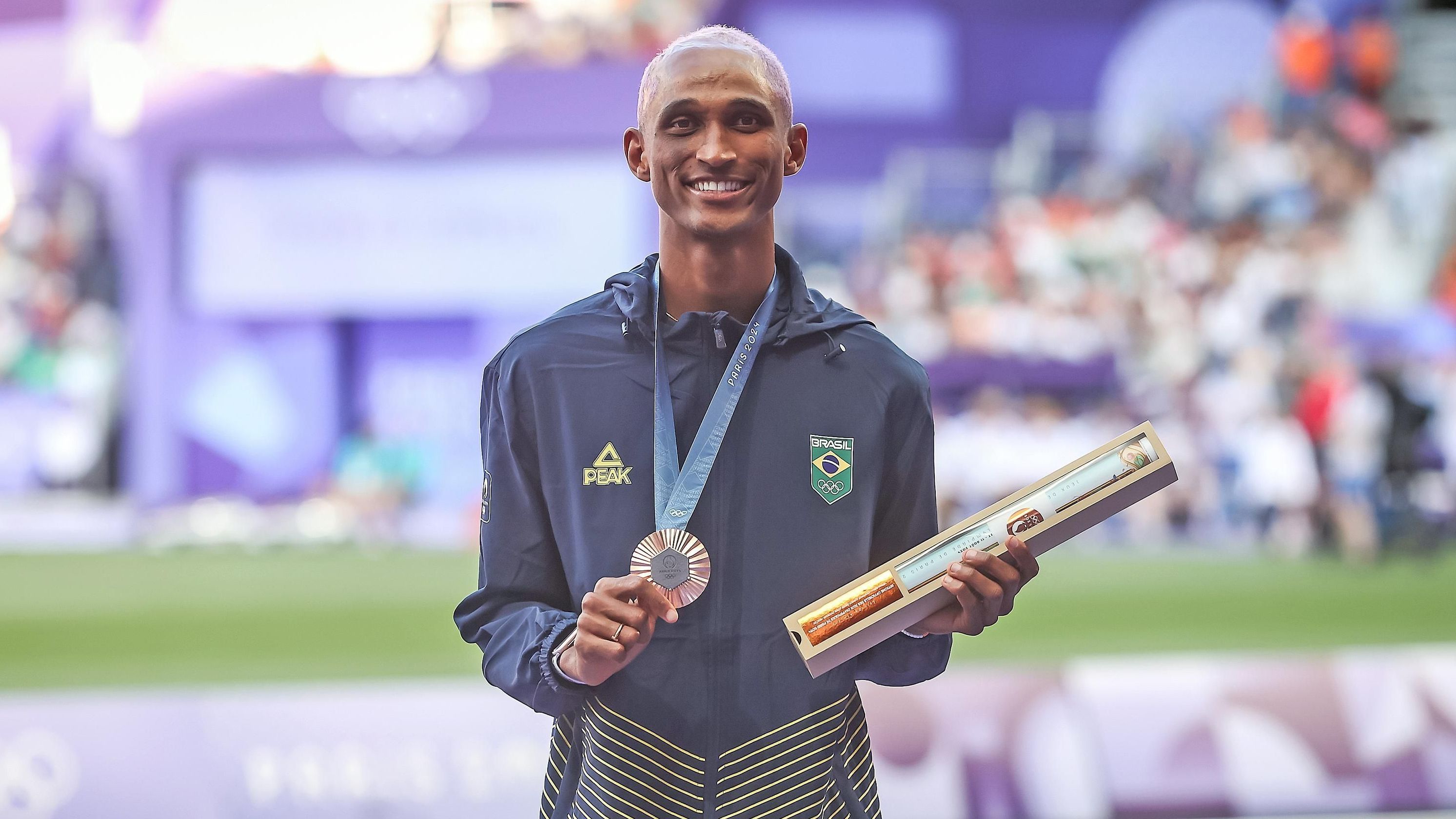 Alison dos Santos, o Piu, com o bronze dos 400m com barreiras / Gaspar Nóbrega/COB