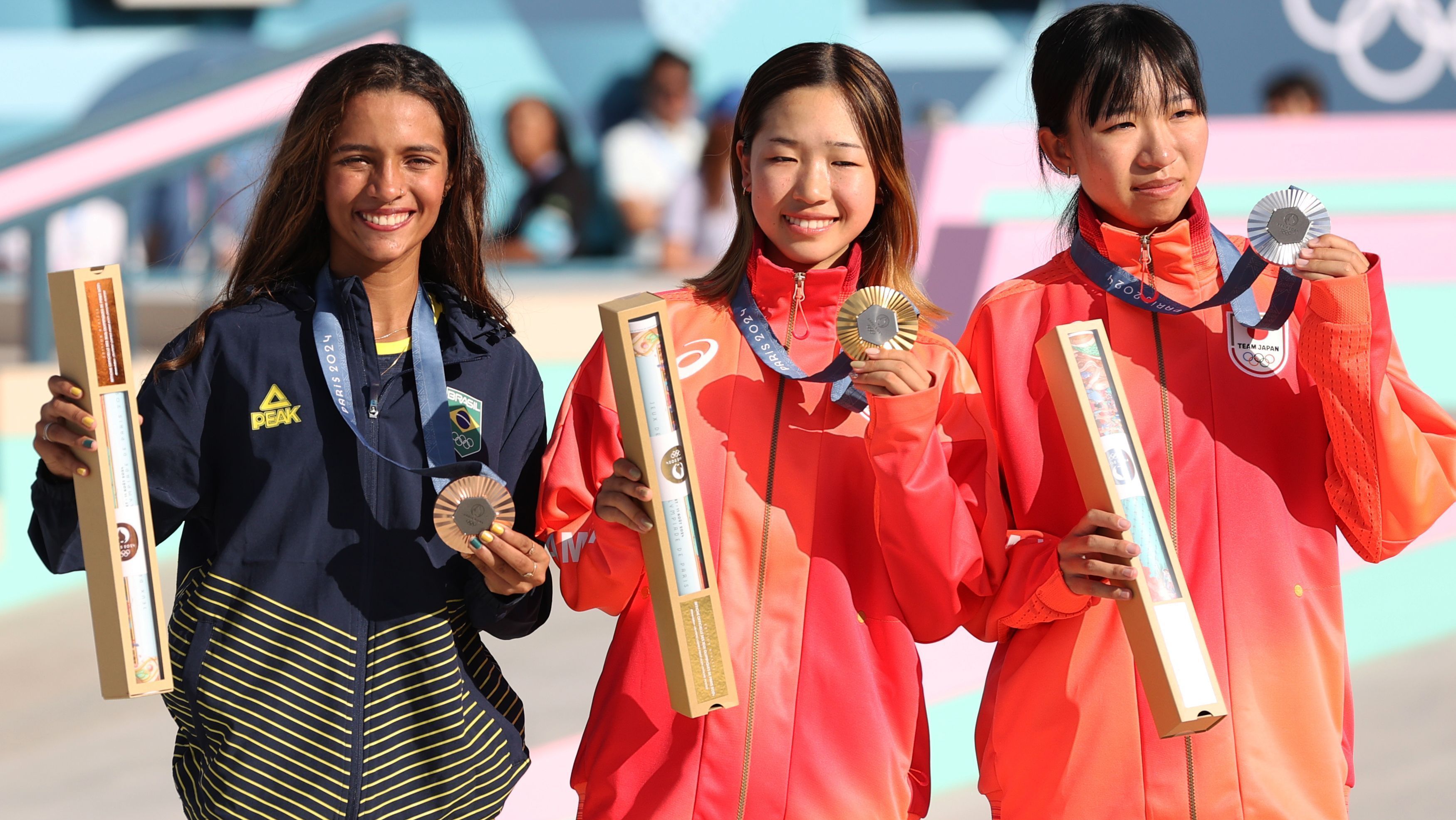 Rayssa Leal (medalha de bronze) ao lado das japonesas Coco Yoshikawa (medalha de ouro) e Liz Akama (medalha de prata)