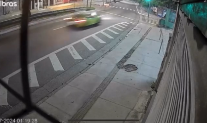 Motoboy atropelado por Porsche foi socorrido com graves lesões e parada cardíaca