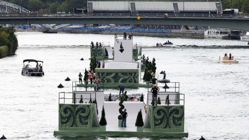 Detalhe de um dos barcos que passará pelo Rio Sena