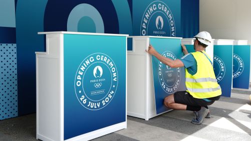 Voluntários fazem os últimos preparativos antes da Cerimônia de Abertura