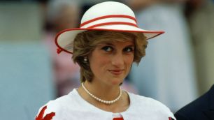 Cápsula do tempo enterrada pela princesa Diana em 1991 é reaberta