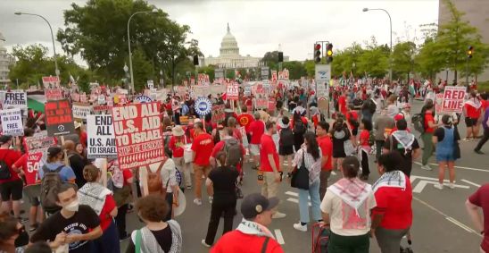 Manifestantes fazem ato pró-Palestina antes de discurso de Benjamin Netanyahu no Congresso dos EUA