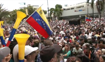 Manifestantes protestam pelo segundo dia seguido após Maduro ser declarado vencedor das eleições presidenciais na Venezuela