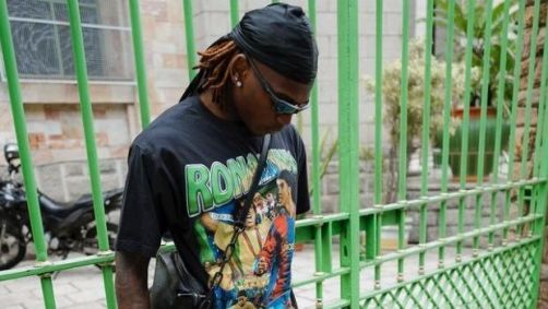 Rafael Leão com a camisa de Ronaldinho