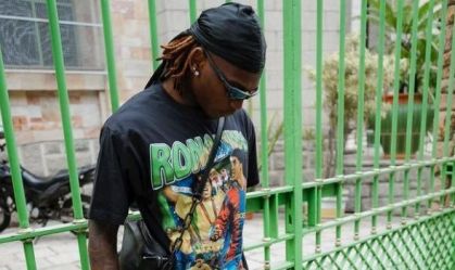 Rafael Leão com a camisa de Ronaldinho