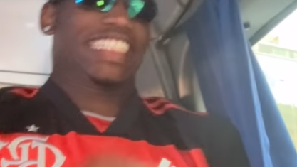 Rafael Leão postou vídeo cantando música brasileira com a camisa do Flamengo