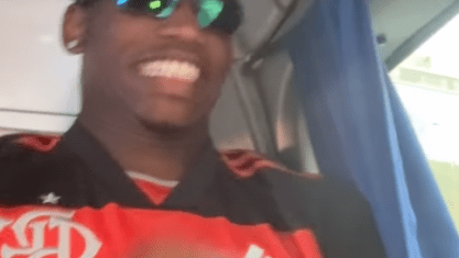 Rafael Leão postou vídeo cantando música brasileira com a camisa do Flamengo