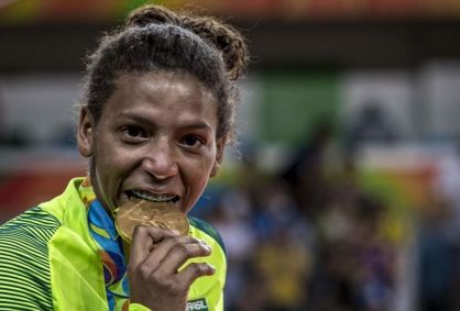 Rafaela Silva morde a medalha conquistada no Rio 2016