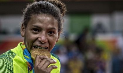 Rafaela Silva morde a medalha conquistada no Rio 2016
