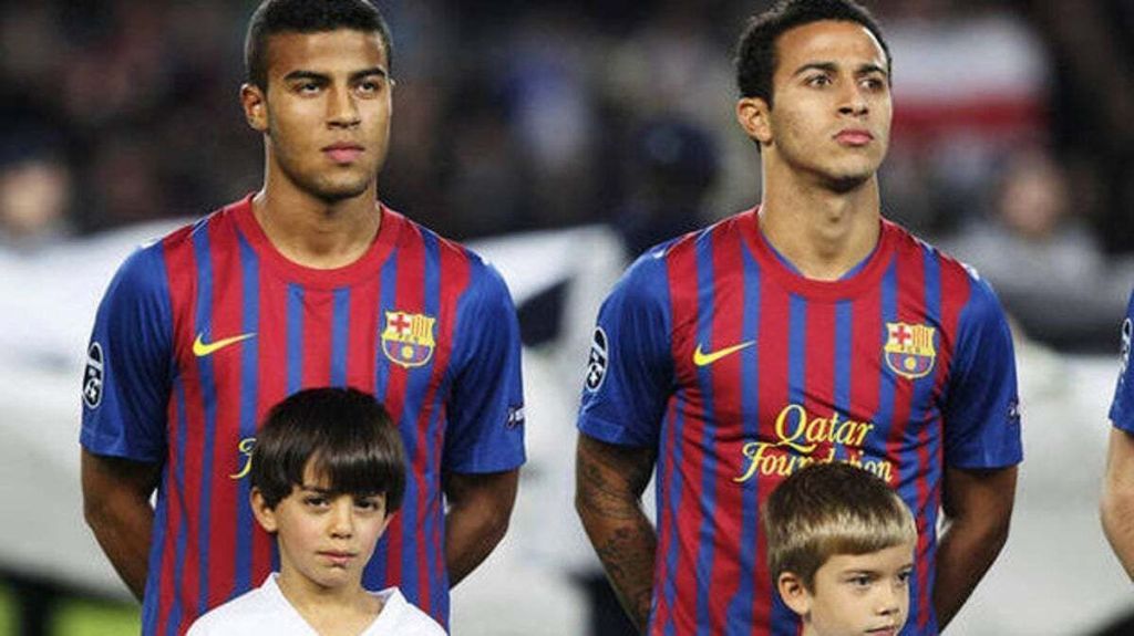 Thiago e Rafinha em campo pelo Barcelona
